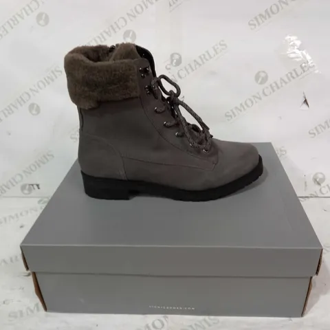 BOXED PAIR OF VIONIC FAUX FUR LINED BOOTS IN GREY UK SIZE 7