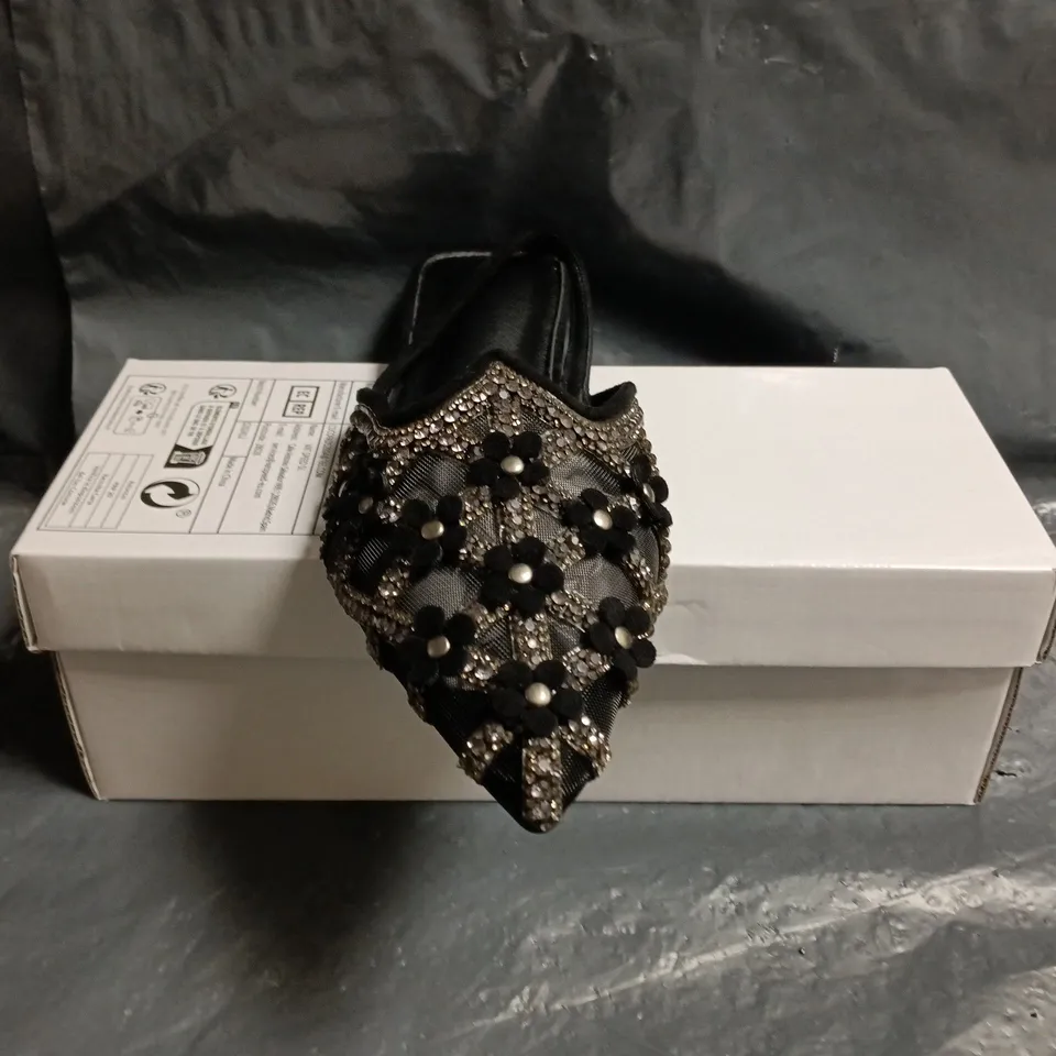 BOXED PAIR OF UNBRANDED POINTED TOE SLINGBACK SHOES IN BLACK W. JEWEL DETAIL SIZE EU 40