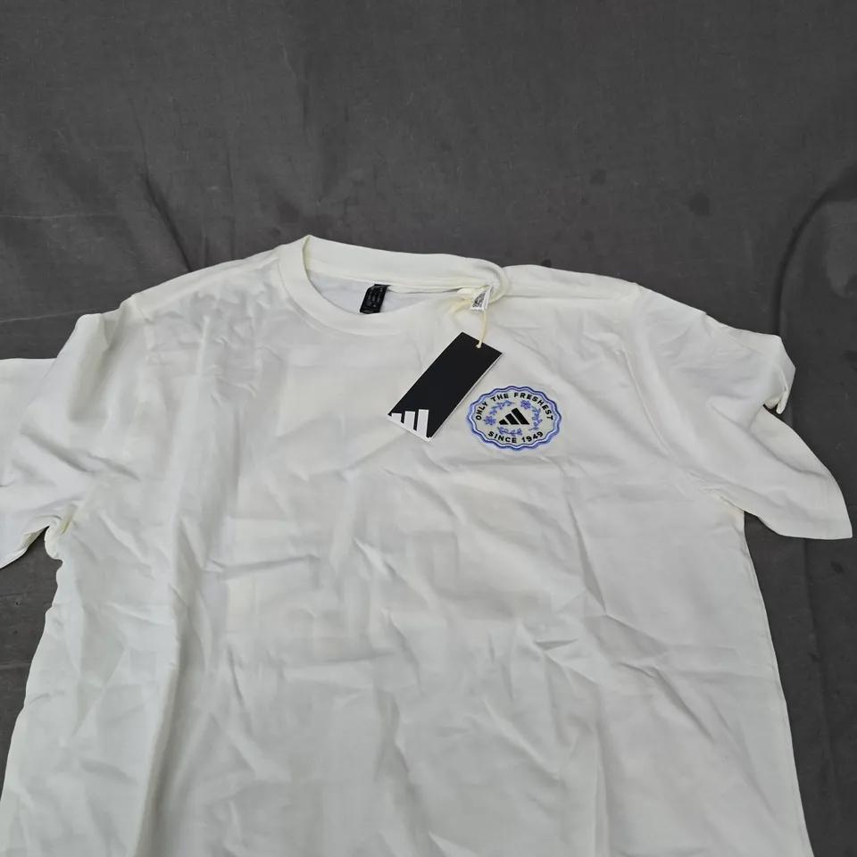 ADIDAS WHITE T-SHIRT WITH CREST PATCH – UK L