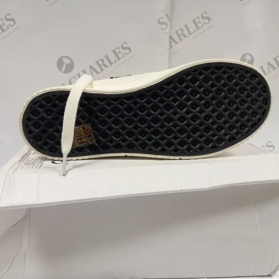 BOXED PAIR OF TRAINERS UK SIZE 5