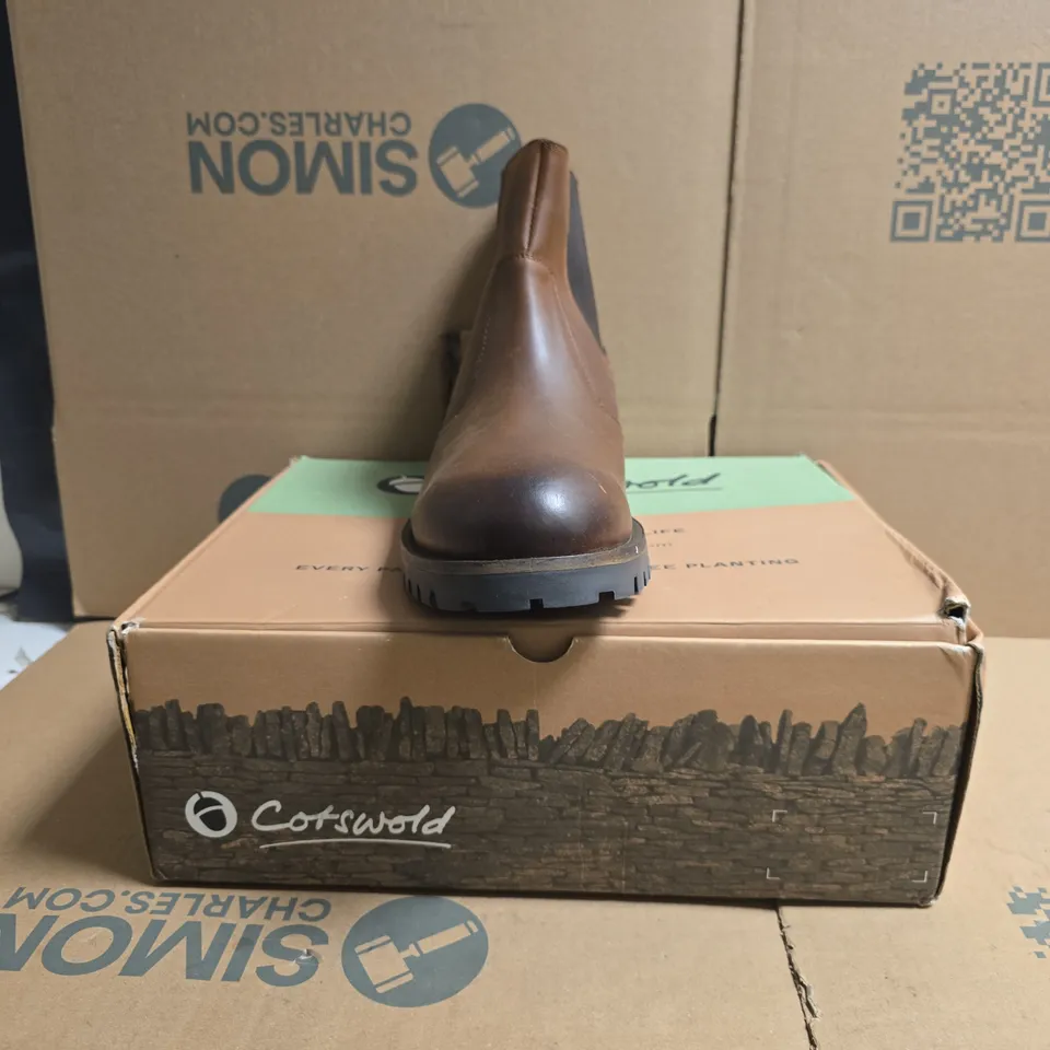 BOXED PAIR OF COTSWOLD BODICOTE ANKLE BOOTS IN BROWN SIZE UK 12