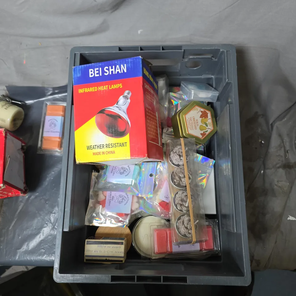 APPROXIMATELY 10 ASSORTED HOUSEHOLD ITEMS TO INCLUDE SCENTED CANDLES, WAX MELTS & LIGHT BULBS, ETC