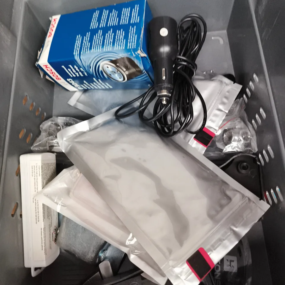 APPROXIMATELY 10 ASSORTED VEHICLE PARTS AND ACCESSORIES TO INCLUDE CAR GLASSES HOLDER, WINDOW BREAKER, CHARGER ETC - COLLECTION ONLY