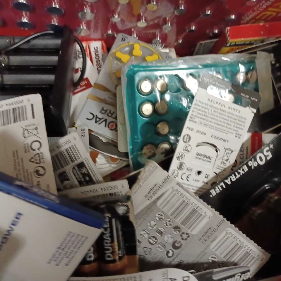 LOT OF A LARGE QUANTITY OF ASSORTED BATTERIES TO INCLUDE DURACELL, ENERGIZER, PANASONIC, ETC 