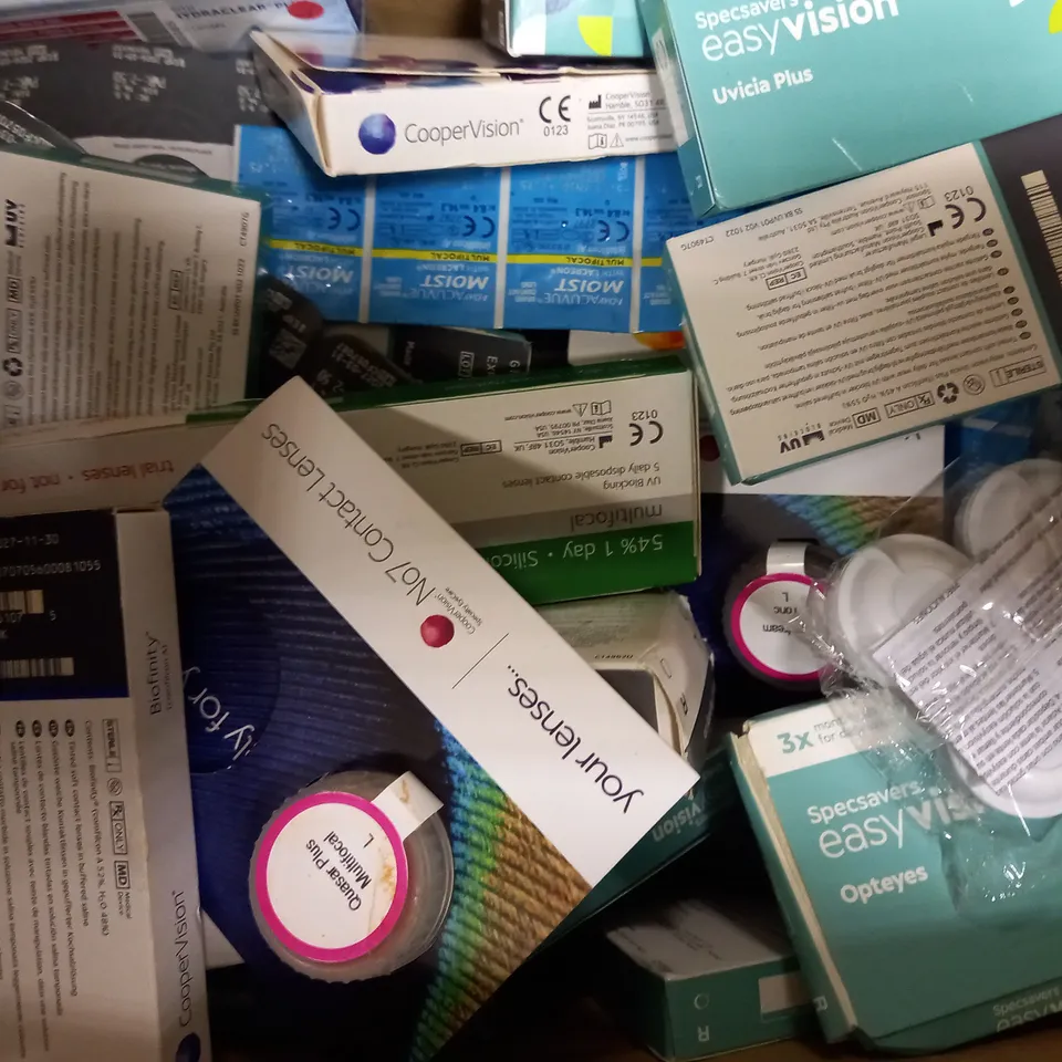 APPROXIMATELY 60 ASSORTED CONTACT LENS PRODUCTS TO INCLUDE COOPER VISION BIOFINITY TORIC 3PCS, SPECSAVERS EASY VISION UVICIA PLUS 3PCS, ACUVUE OASYS 6PCS