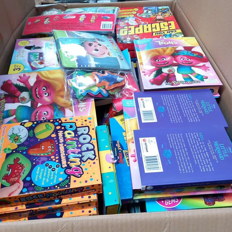 LARGE PALLET OF ASORTED CHILDREN'S BOOKS AND ACCESSORIES TO INCLUDE; BUSY BOOKS, ANNUALS AND CRAFT SETS