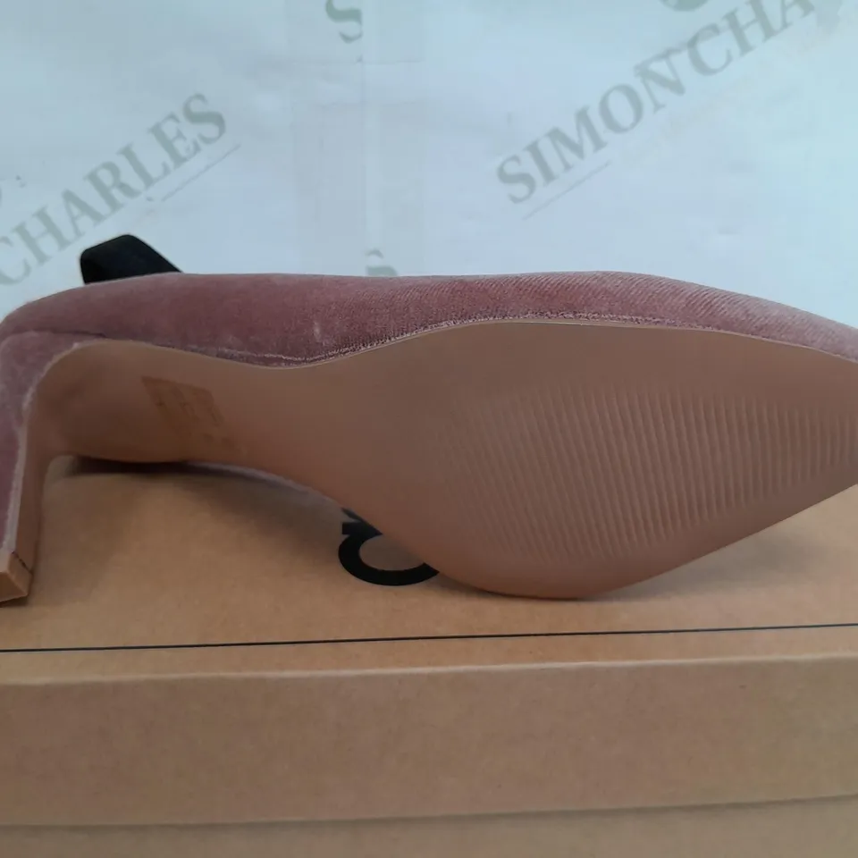BOXED PAIR OF ASOS DESIGN WIDE FOT WISHFUL MID HEELS IN BLUSH - UK 4