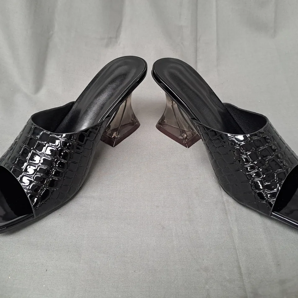 BOXED PAIR OF DESIGNER OPEN TOE HEELED SANDALS IN BLACK EU SIZE 41
