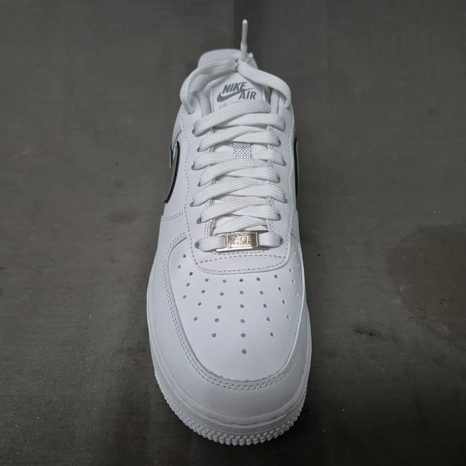 BOXED PAIR OF NIKE WOMEN'S AIR FORCE 1 '07 ESS SHOES IN WHITE/METALLIC SILVER UK SIZE 6.5