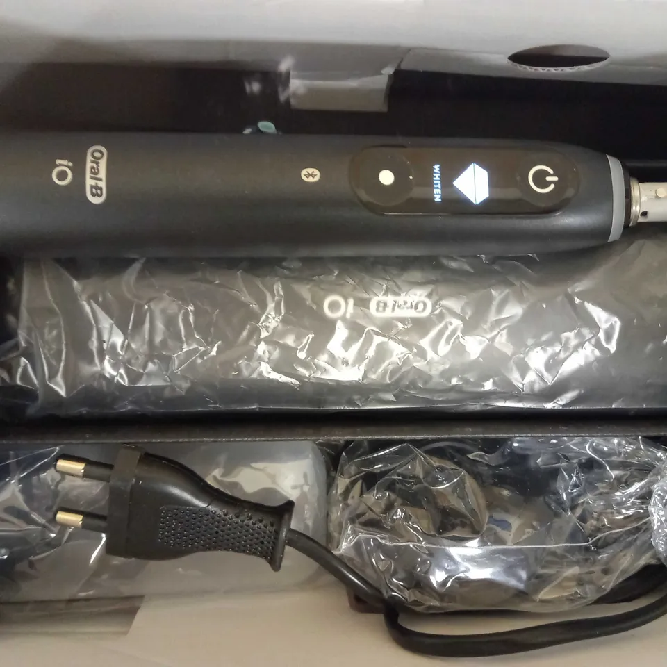 ORAL-B IO 7 BLACK ELECTRIC TOOTHBRUSH
