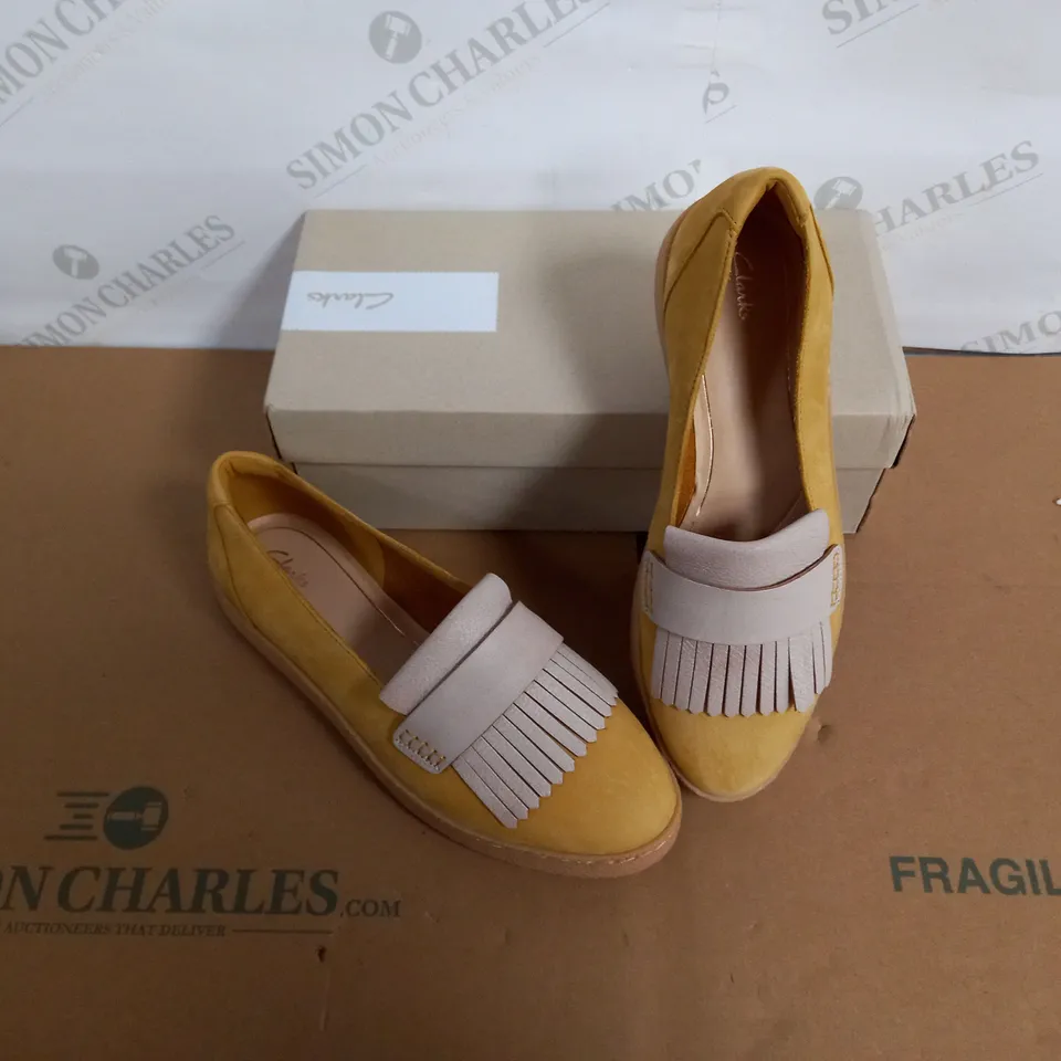 BOXED PAIR OF CLARKS YELLOW SHOES SIZE 6.5D