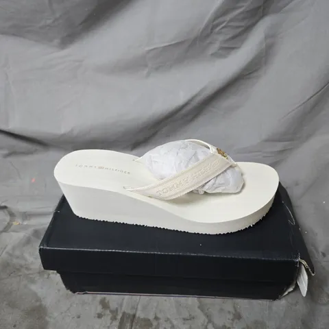 TOMMY HILFIGER WHITE PLATFORM SANDALS – WOMEN'S THONG FLIP-FLOPS SIZE 7