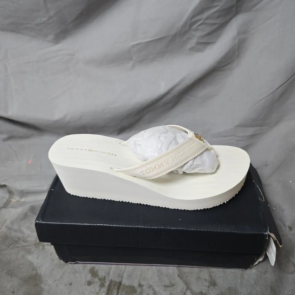 TOMMY HILFIGER WHITE PLATFORM SANDALS – WOMEN'S THONG FLIP-FLOPS SIZE 7