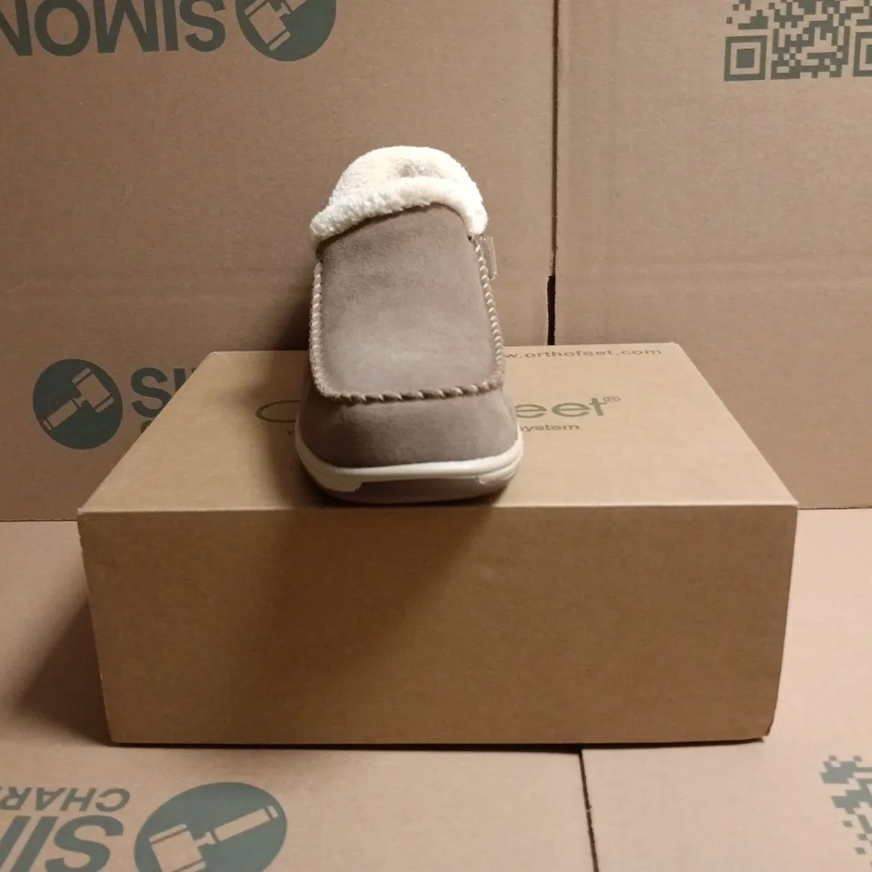 BOXED PAIR OF ORTHOFEET SHOES IN TAUPE SIZE UK 6.5