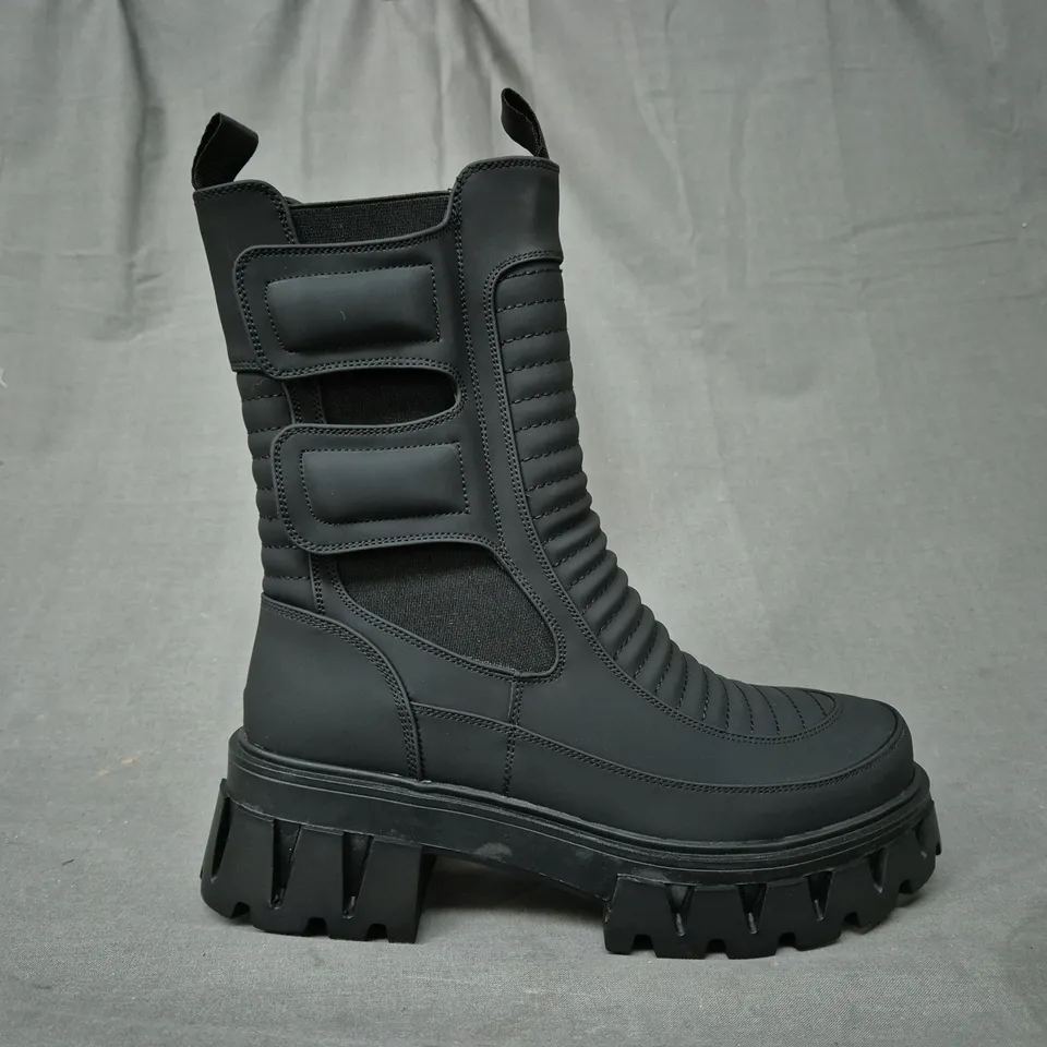 BOXED PAIR OF KOI VADER PADDED CROFT BOOTS IN BLACK UK SIZE 4