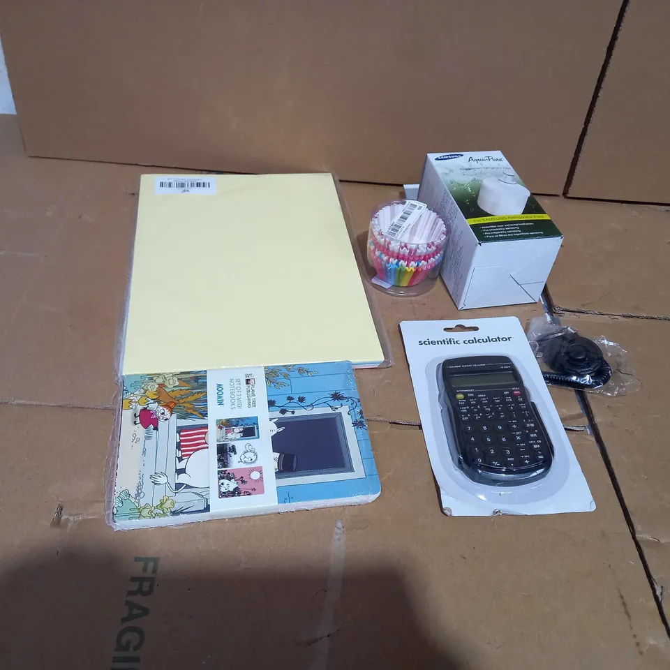 TOTE OF APPROXIMATELY 25 ASSORTED ITEMS TO INCLUDE A SET OF 3 MIDI NOTEBOOKS, A REPLACEMENT REFRIGERATOR FILTER AND A SCIENTIFIC CALCULATOR