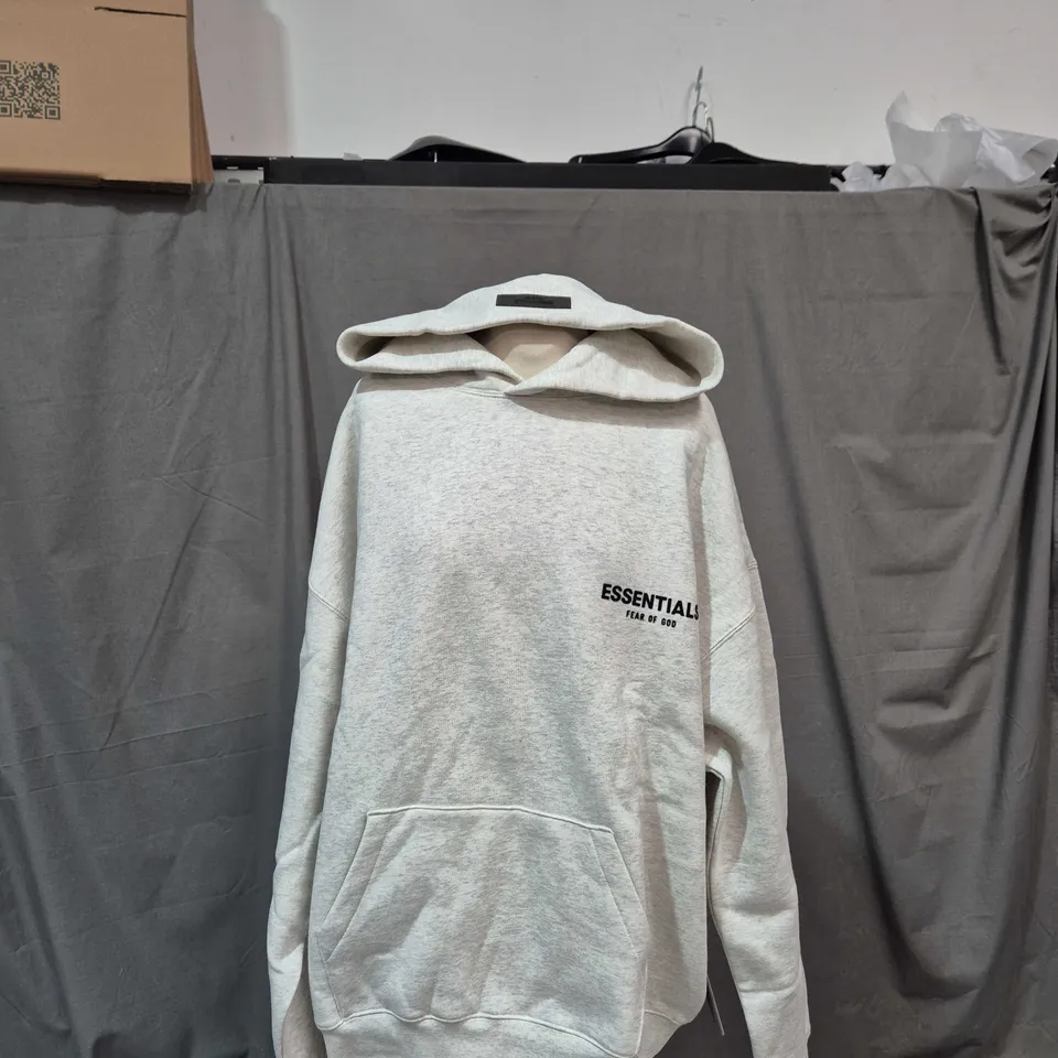 FEAR OF GOD ESSENTIALS HOODIE – LIGHT OATMEAL, LARGE