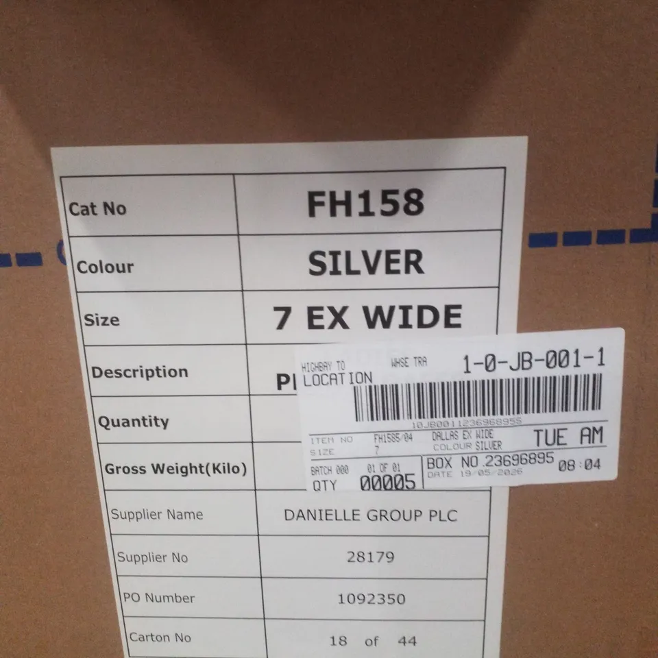 BOX CONTAINING APPROXIMATELY 5 PAIRS OF BRAND NEW SIMPLY BE SILVER DALLAS EX WIDE PENNY LOAFER - SIZE 7