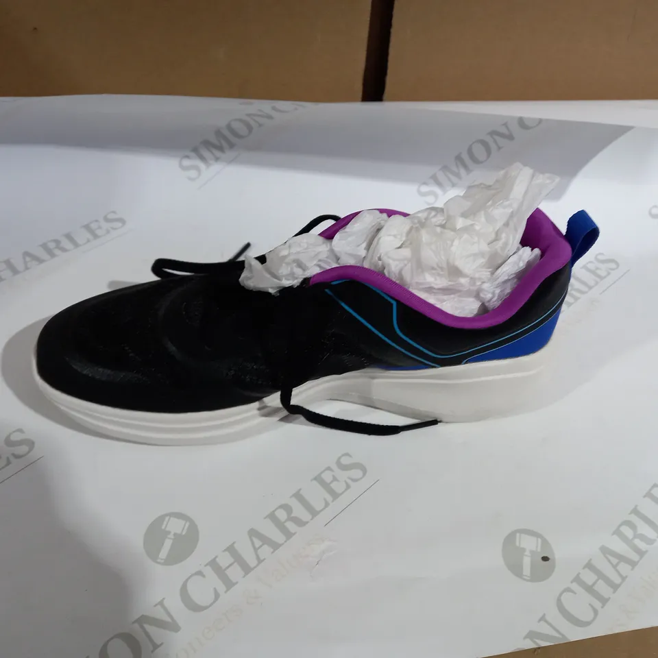 BOXED PAIR OF SKECHERS MULTICOLOURED TRAINERS SIZE 4.5