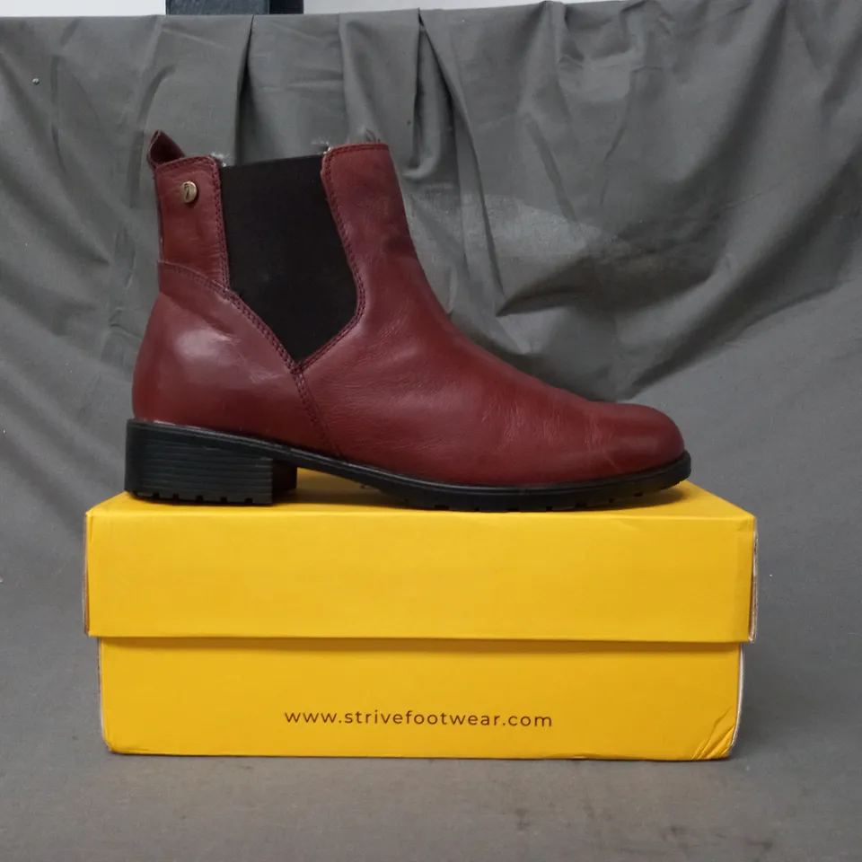 BOXED PAIR OF STRIVE CHELSEA BOOTS IN BROWN SIZE 6