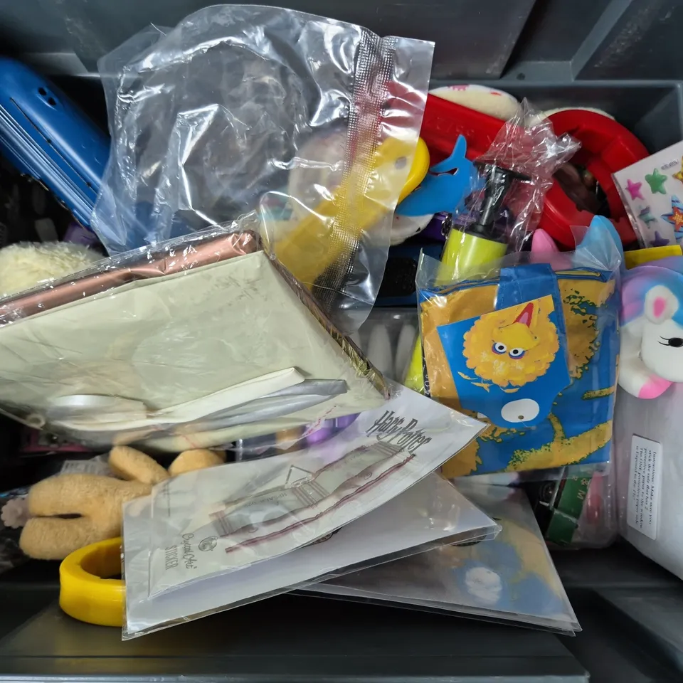 APPROXIMATELY 20 ASSORTED TOYS & GAMES TO INCLUDE FLIP A MALLOWS PLUSH, THEORY TEST EXP3RT5 REVISION SET, MONOPOLY DEAL CARD GAME, ETC