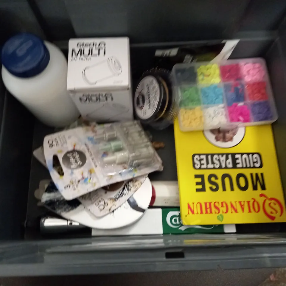 LOT OF ASSORTED HOUSEHOLD ITEMS TO INCLUDE BIRD FEEDER, FINGERTIP PULSE OXIMETER AND DIOR CARD HOLDER