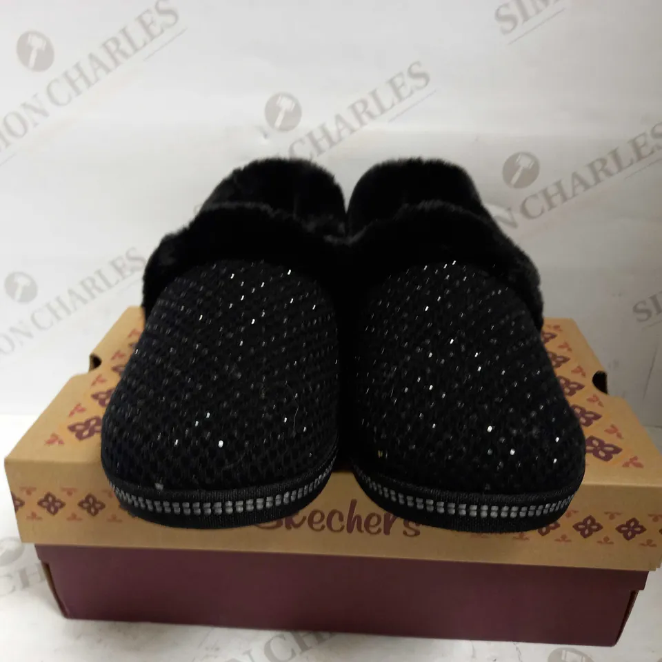 SKECHERS COZY SLIPPER BLACK - SIZE 6.5