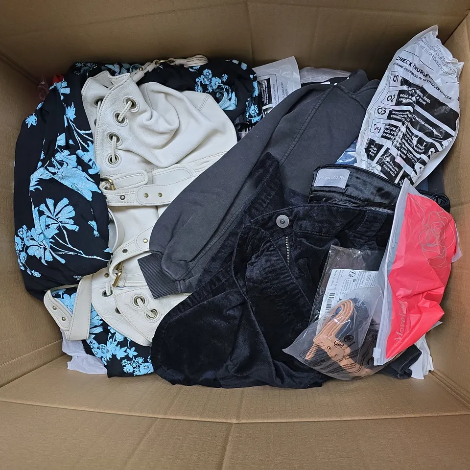 APPROXIMATELY 40 ASSORTED CLOTHING ITEMS IN VARIOUS SIZES, STYLES & COLOURS TO INCLUDE COAT, ODDBALLS BOXERS, TOPS, ETC - COLLECTION ONLY