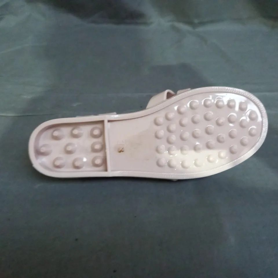 APPROXIMATELY 10 PAIRS OF LINZI FLAT JELLY SANDALS IN VARIOUS SIZES TO INCLUDE SIZE 5