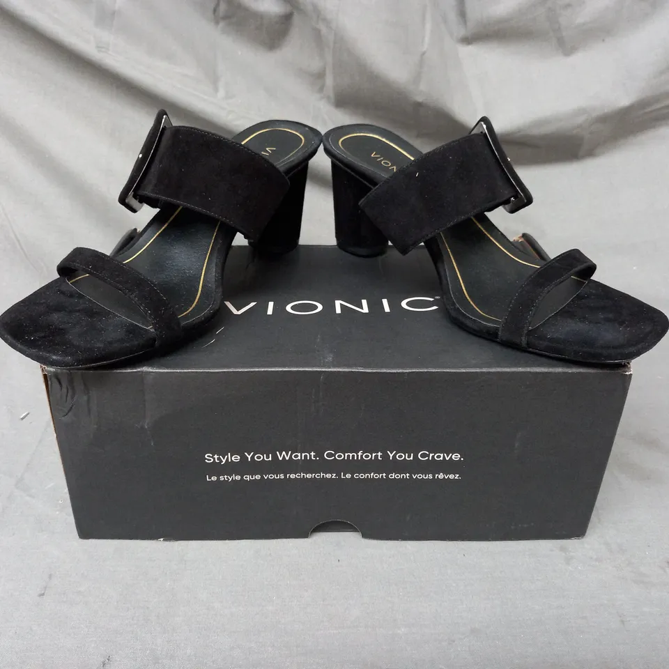 BOXED PAIR OF VIONIC OPEN TOE BLOCK HEEL SANDALS IN BLACK SIZE 7