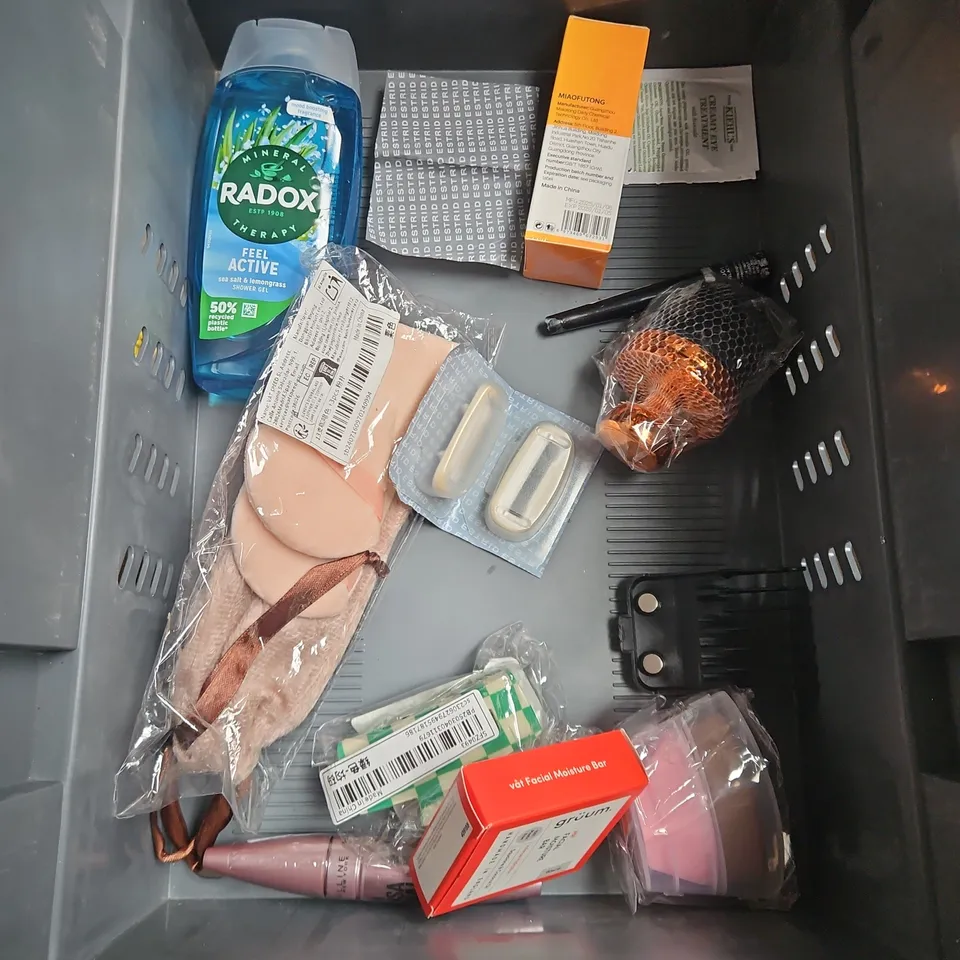 APPROXIMATELY 20 ASSORTED HEALTH & BEAUTY PRODUCTS TO INCLUDE - ELF SETTING SPRAY - KERASTASE REPAIRING SHAMPOO - CERAVE BLEMISH CONTROL CLEANSER - ETC