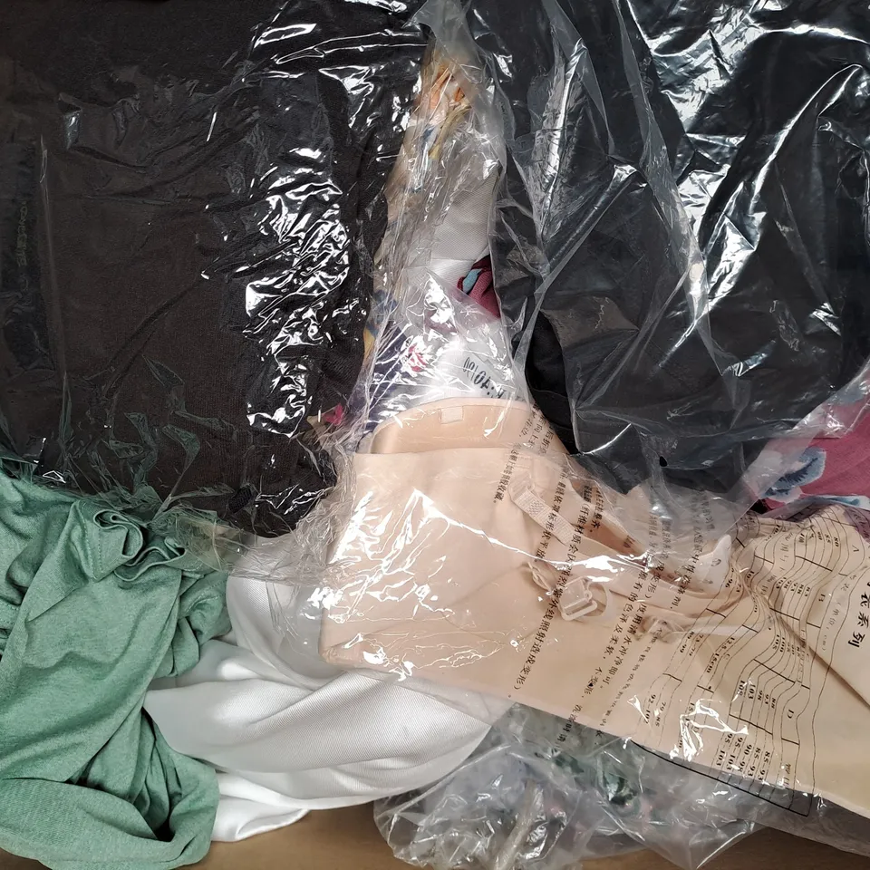 BOX OF APPROXIMATELY 20 ASSORTED CLOTHING AND FASHION ITEMS IN VARIOUS STYLES AND SIZES TO INCLUDE MARIA & GABRIELE, JACAMO, ETC