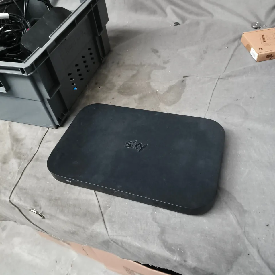 TOTE OF APPROXIMATELY 10 ASSORTED ITEMS TO INCLUDE: SKY ROUTER 