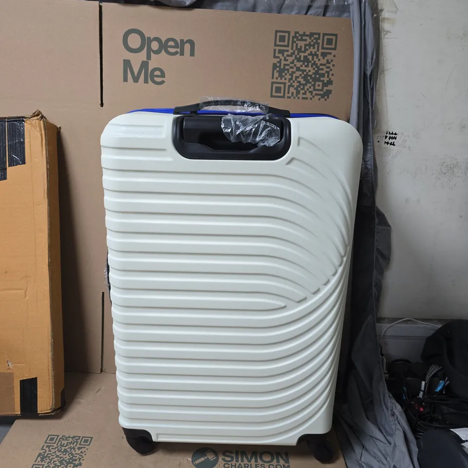 SET OF 3 CREAMY WHITE HARD-SHELL SUITCASE WITH FOUR SPINNER WHEELS (INCLUDES SMALL, MEDIUM & LARGE CASES)
