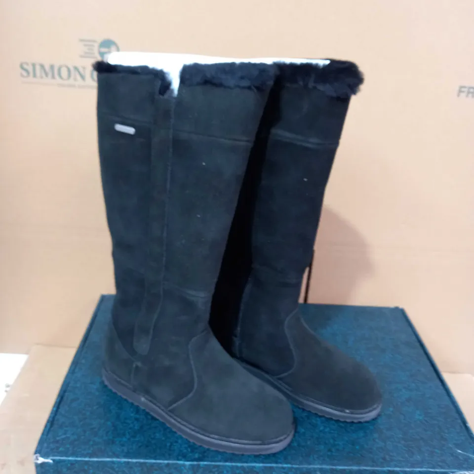 BOXED PAIR OF EMU AUSTRALIA BOOTS - SIZE W6