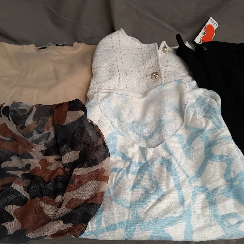 APPROXIMATELY 20 ASSORTED CLOTHING ITEMS IN VARIOUS SIZES AND STYLES TO INCLUDE - TOPS, JUMPER, JEANS, ETC
