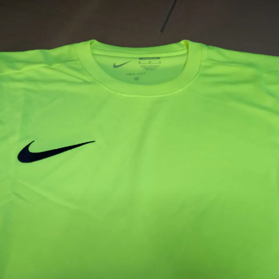 NIKE DRI-FIT SLIMFIT THIN T-SHIRT IN NEON GREEN/YELLOW - MEDIUM