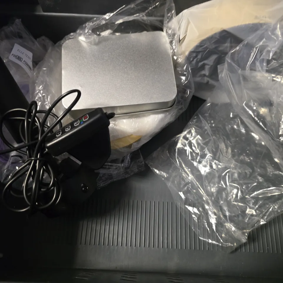 APPROXIMATELY 6 ASSORTED ITEMS TO INCLUDE -DEFENDER DECORY CAMERA , CAR KEY CARRY CASE , HILOOK ETC