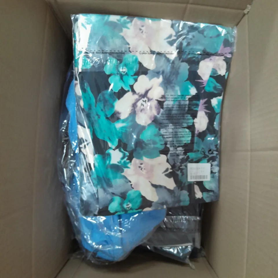 LOT OF APPROX 16 CLOTHING ITEMS IN VARIOUS BRANDS, STYLES, COLOURS AND SIZES