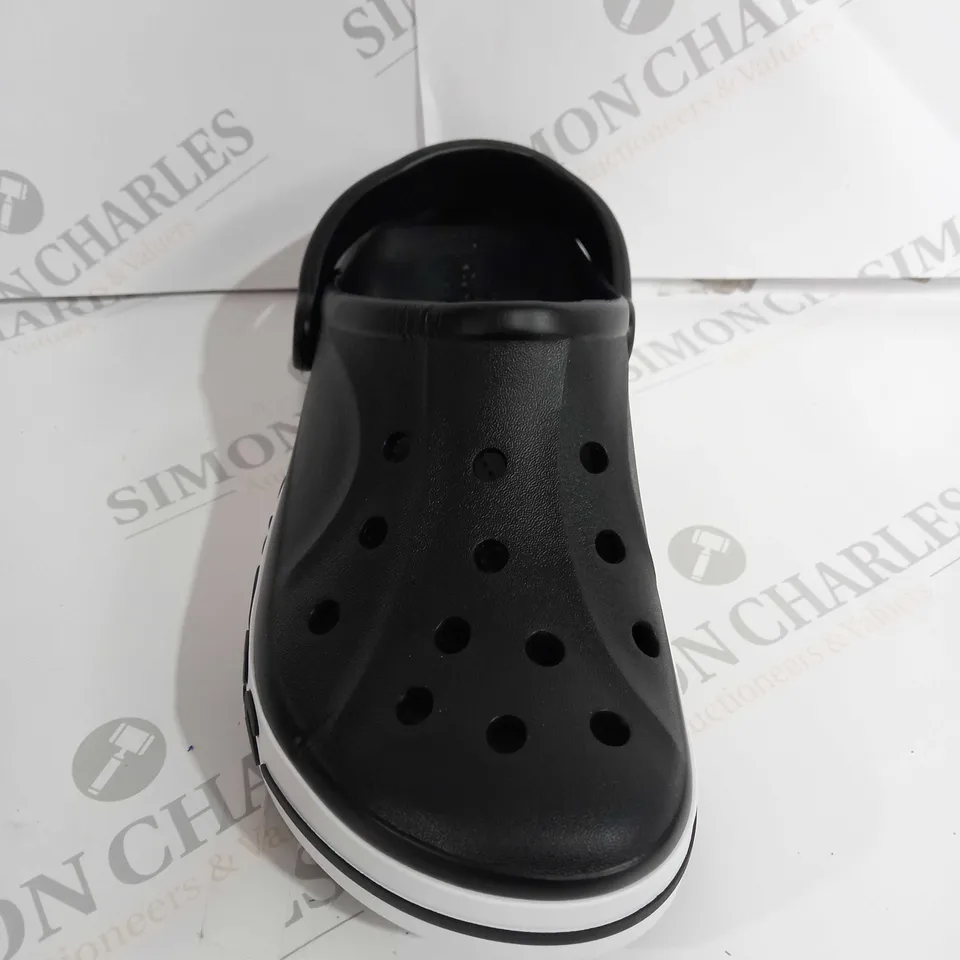 CROCS BAYABAND CLOG IN BACK & WHITE - EU 41-42