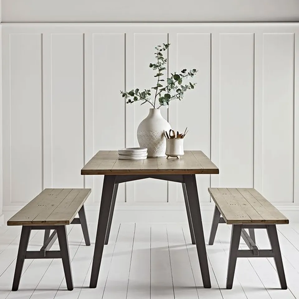 BOXED FURNITUREBOX SALCOMBE RECTANGULAR SOLID WOOD EXTENDING 6 SEATER DINING TABLE - WHITEWASHED/LIGHT GREY (1 BOX)