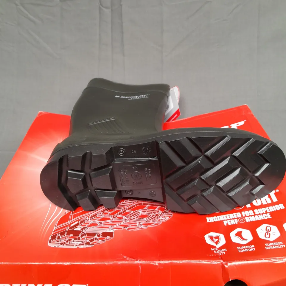 BOXED PAIR OF DUNLOP PUROFORT PROFESSIONAL UK 12