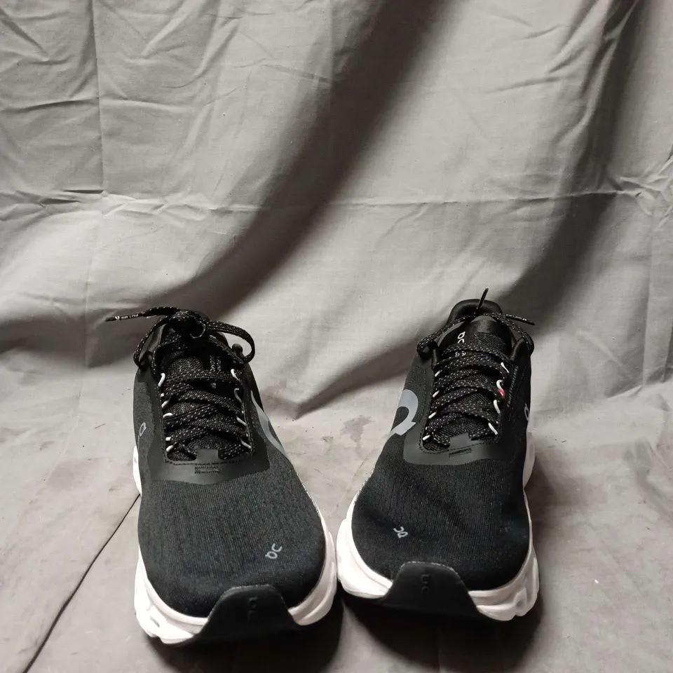 UNBOXED ON CLOUD BLACK AND WHITE RUNNING TRAINERS SIZE 8.5