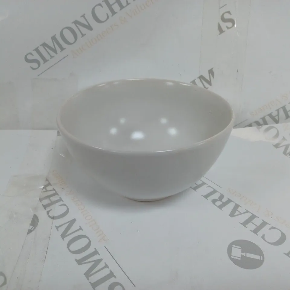 BRAND NEW BOXED CESIRO 12 PIECE DINNER SET TO INCLUDE LARGE PLATE SMALL PLATE AND BOWL IN MATTE WHITE / COLLECTION ONLY 