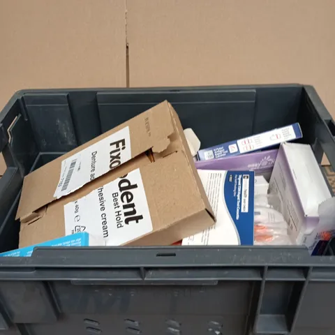 TOTE OF APPROXIMATELY 10 ASSORTED ITEMS INCLUDING FIXODENT PLUS PREMIUM ADHESIVE CREAM, THYROID TSH RAPID TEST CASSETTE AND HCG PREGNANCY TEST STRIP