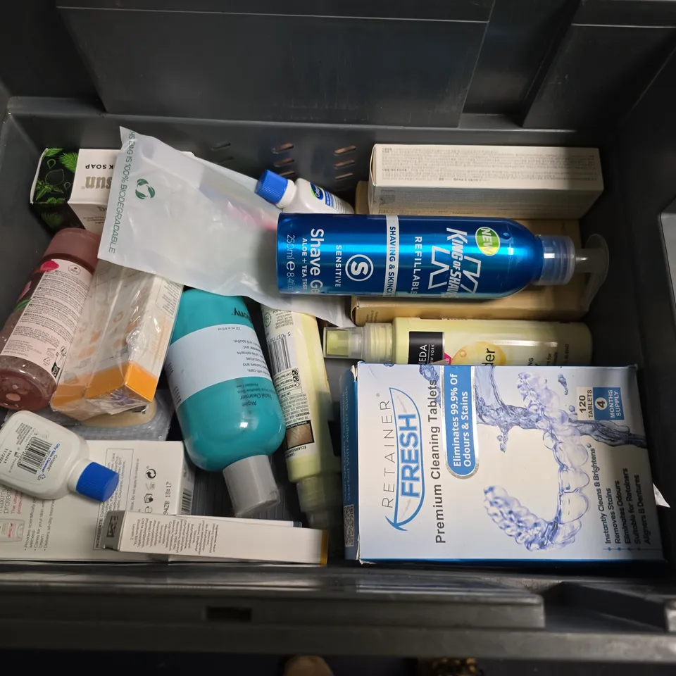APPROXIMATEY 20 ASSORTED HEALTH AND BEAUTY PRODUCTS TO INCLUDE - DOVE DEODORANT STICK - CERAVE MOISTURIZING FACIAL LOTION AND JOHN FRIEDA GO BLONDER SPRAY