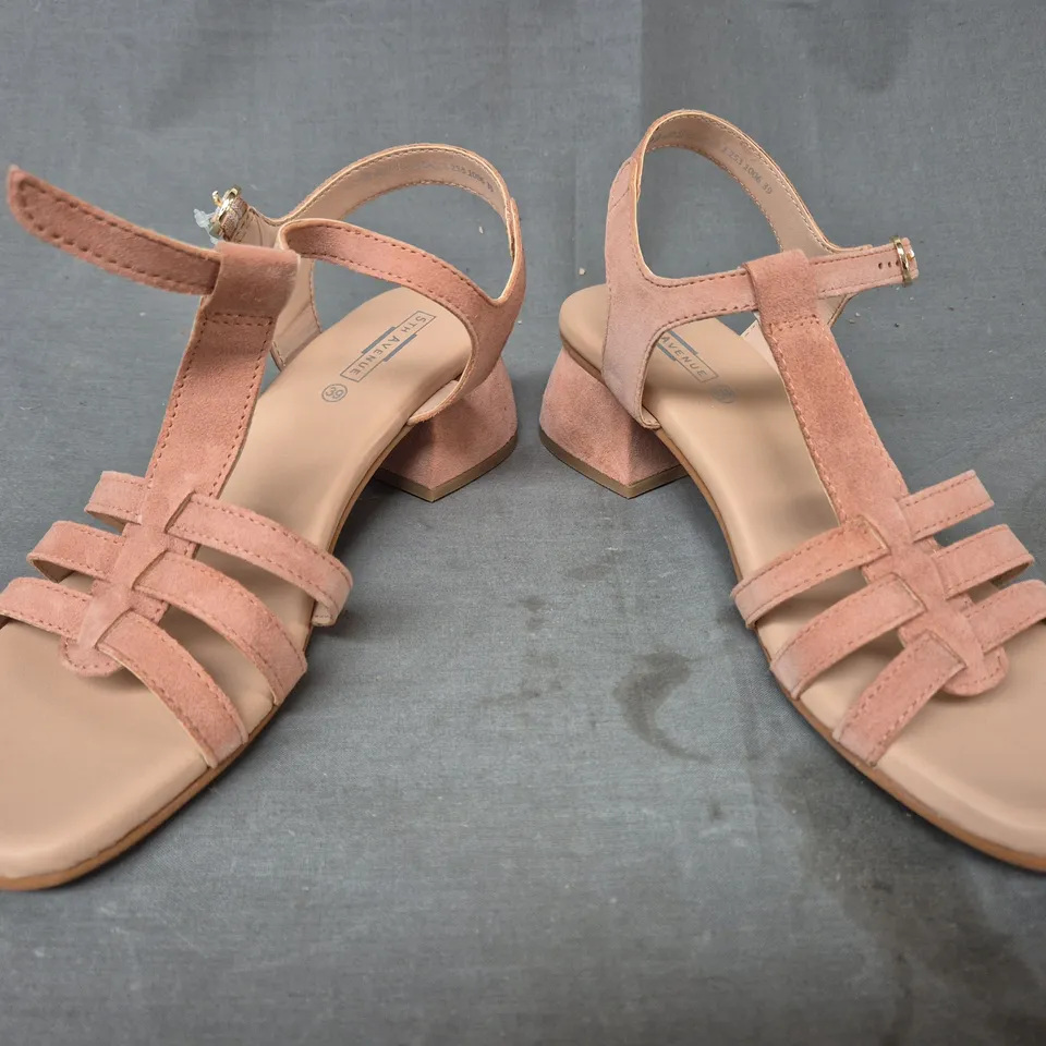 BOXED PAIR OF DEICHMANN 5TH AVENUE OPEN TOE LOW BLOCK HEEL SANDALS IN PINK EU SIZE 39