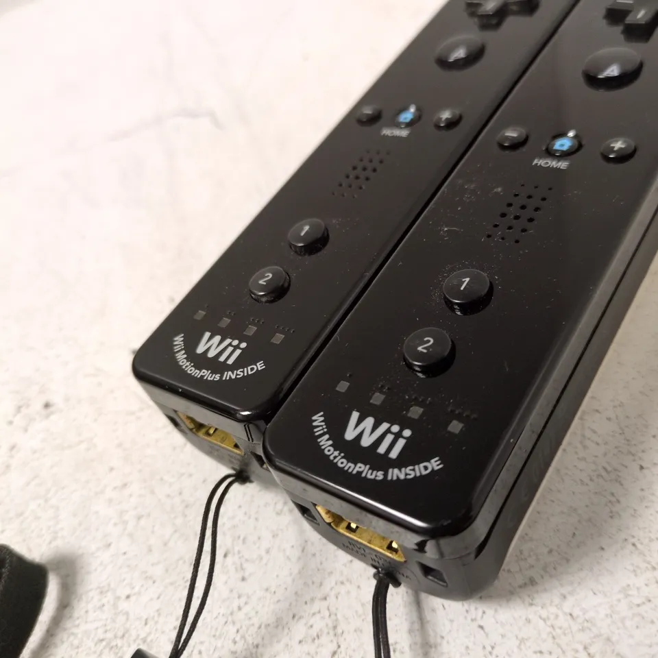 2X NINTENDO WII REMOTES