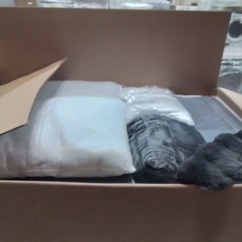 PALLET CONTAINING A LARGE QUANTITY OF PILLOWS 