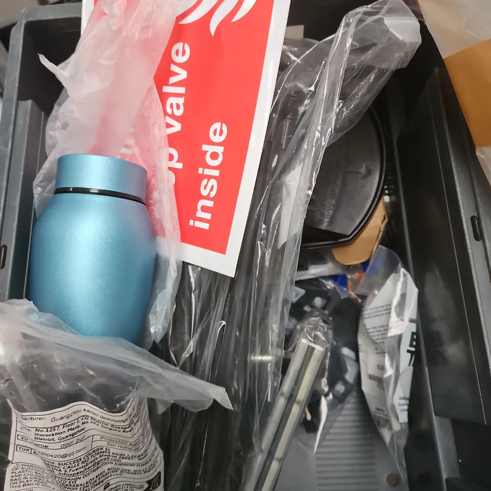 APPROXIMATELY 15 ASSORTED HOUSEHOLD ITEMS TO INCLUDE FOOD STORAGE BOX, SAFETY SIGN, ROPE ETC